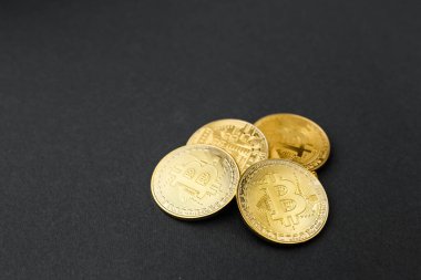 Siyah arka planda bitcoin, masada sikke