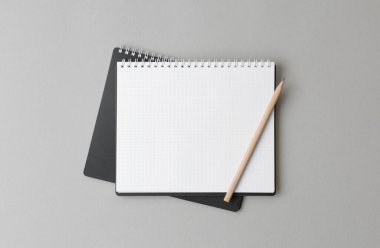 Gri arkaplanlı siyah defteri aç