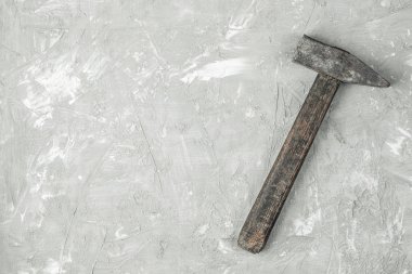 Gri arkaplanda çekiçler