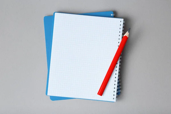 Öppen anteckningsbok med penna på en grå bakgrund — Stockfoto