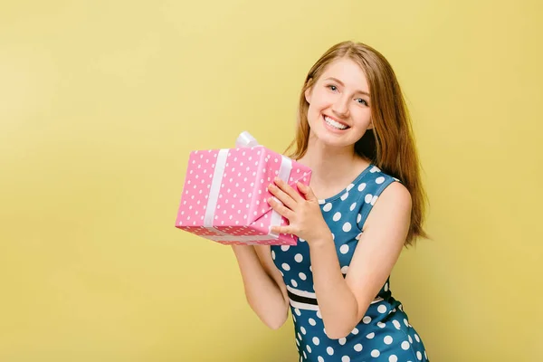 Dívka v šatech drží dar v rukou — Stock fotografie