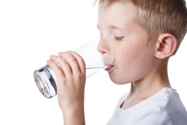 Kleiner Junge trinkt sauberes Wasser aus Glas — Stockfoto