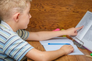 Çocuk ev ödevi yapıyor. 