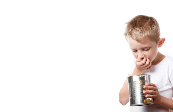 Niño pequeño está buscando en una lata, niño hambriento — Foto de Stock