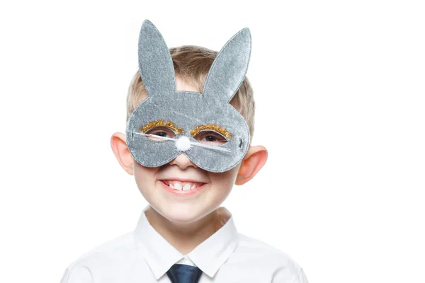 Chlapec v králičí masce, šťastné dítě v králičí masce — Stock fotografie