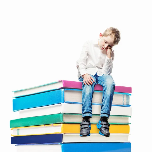 少年は本や悲しみの上に座り — ストック写真