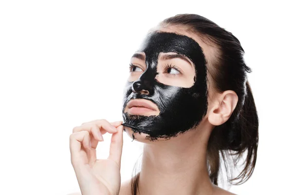 Meisje neemt af cosmetische masker van haar gezicht — Stockfoto