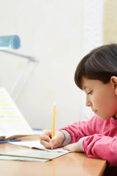 Азиатская маленькая школьница учится дома . — стоковое фото