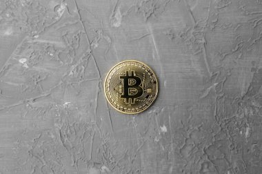 Gri arka planda bitcoin, masada sikke