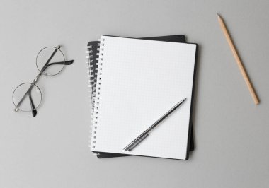 Gri arkaplanda kalemi olan siyah defteri aç