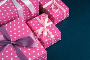 Arkaplanda hediyeler, hediye üzerine üst görünüm.