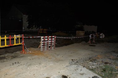 Şehrin sokaklarında derin bir çatlak var.