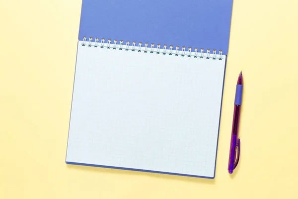 Ανοιχτό σημειωματάριο με στυλό σε κίτρινο φόντο — Φωτογραφία Αρχείου