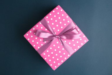 Koyu arkaplanda hediye, hediye kutusunda üst görünüm