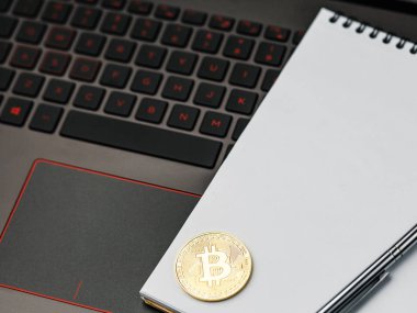 Masadaki klavyede dizüstü bilgisayarla birlikte bitcoin