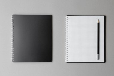 Gri arkaplanlı siyah defteri aç