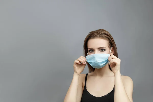 의료용 마스크를 쓴 젊은 여자 — 스톡 사진