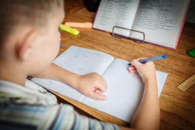 Çocuk ev ödevi yapıyor. 