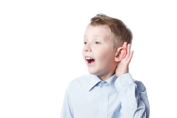 Kleiner Junge hält eine Hand in der Nähe des Ohres — Stockfoto