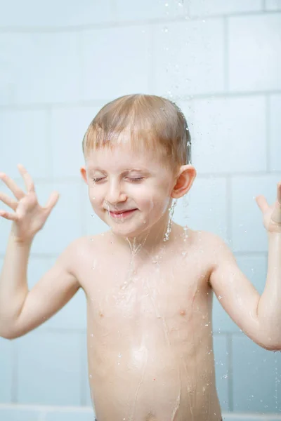 Little boy washes in the shower — Stock Photo, Image