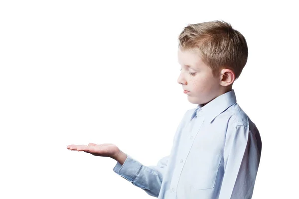 Kleine jongen shows op palmen, portret van schooljongen — Stockfoto