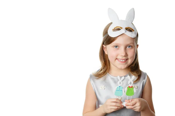 Dívka s hračkou velikonoční zajíčci v rukou — Stock fotografie