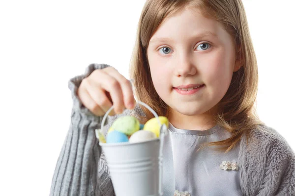Dívka s velikonoční vejce v rukou na bílém pozadí — Stock fotografie