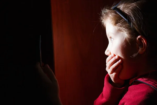 Child open door and bright lit illuminate him — Stock Photo, Image