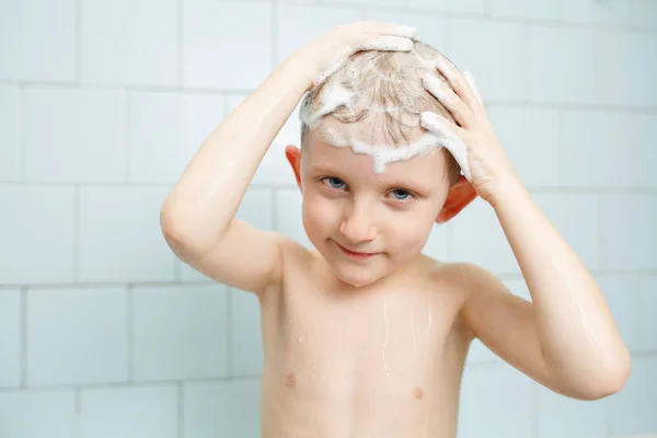 어린 소년은 샤워를 하면서 씻습니다. — 스톡 사진