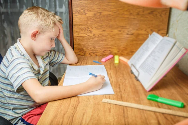 Мальчик делает домашнюю работу дома — стоковое фото