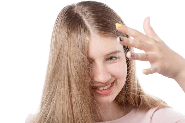 Chica joven mira un pelo electrificado —  Fotos de Stock