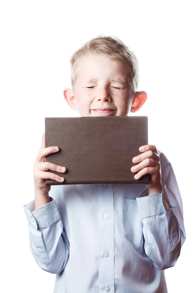 Маленький мальчик запутался в глазах и держит книгу — стоковое фото