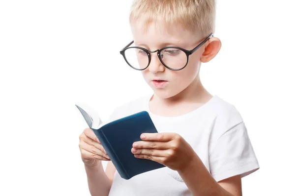 Маленький хлопчик в окулярах читає книгу — стокове фото