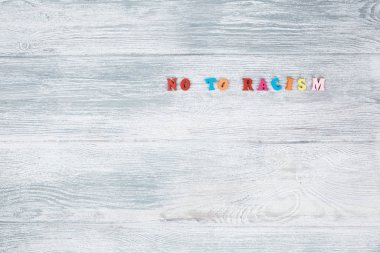 Gri arkaplanda renkli harflerle ırkçılığa hayır