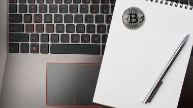 Masadaki klavyede dizüstü bilgisayarla birlikte bitcoin