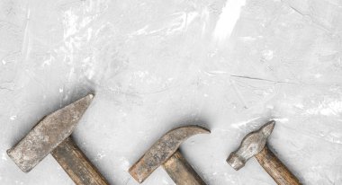 Gri arka planda çekiç ve çiviler