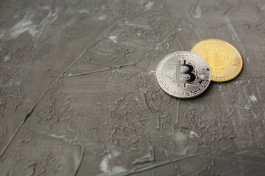 Gri arka planda bitcoin, masada sikke