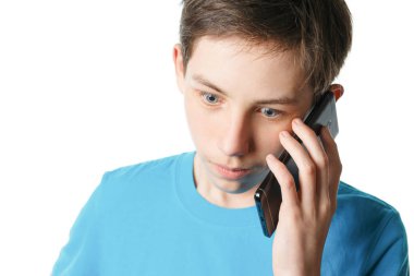 Beyaz arka plandaki genç cep telefonuyla iletişim kuruyor