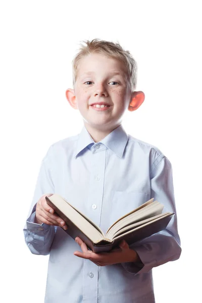 Pequeño niño leyendo libro, aislado fondo — Foto de Stock