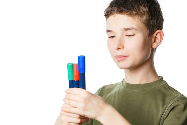 Kind met een gekleurde stift in zijn hand — Stockfoto