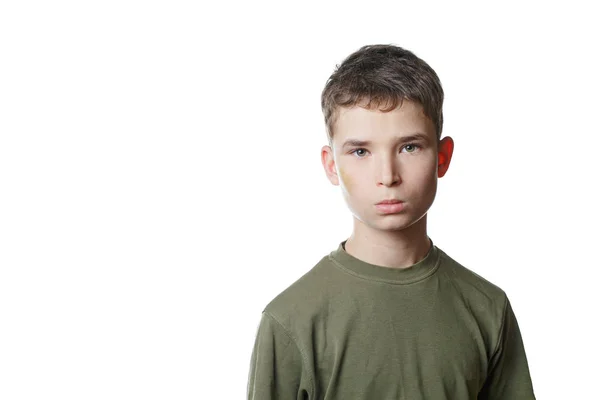 Menino triste no fundo isolado branco, criança triste — Fotografia de Stock