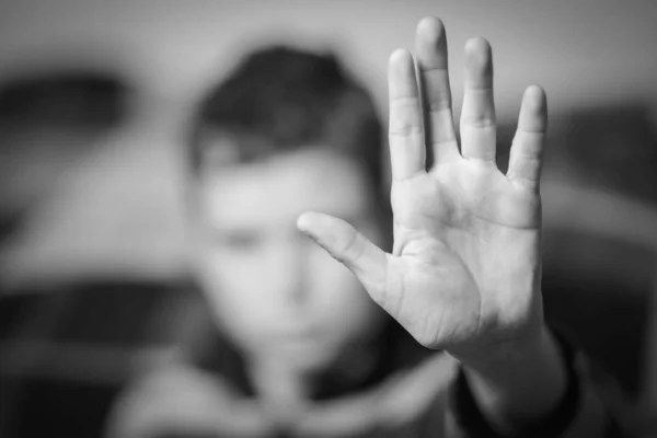 拦住孩子的手，标志歧视的标志 — 图库照片