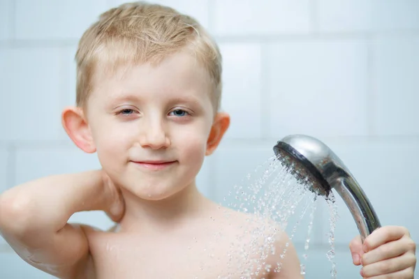 Kleiner Junge wäscht sich in der Dusche — Stockfoto