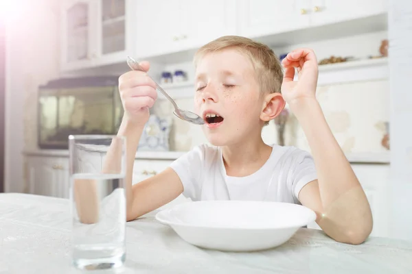 El niño desayuna en la mesa — Foto de Stock