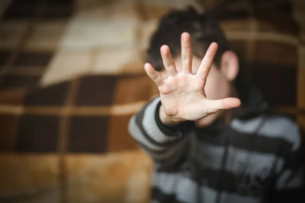 Zatrzymaj rękę dziecka, oznaka walki z przemocą — Zdjęcie stockowe