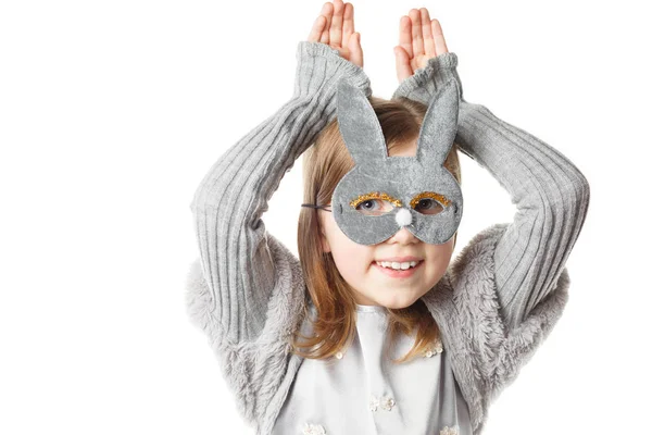 Dívka v králičí masce a s úsměvem, ukazující králíčka — Stock fotografie