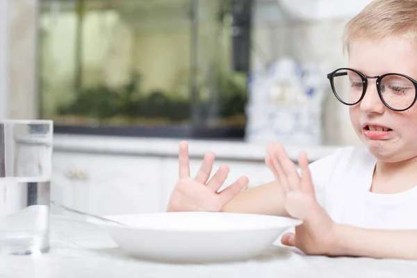 Niño no quiere comer — Foto de Stock