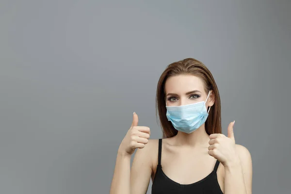 Tıbbi maskeli genç bir kadın.