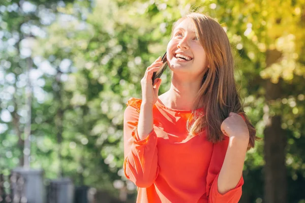 Sırt çantalı kız telefonda konuşuyor.