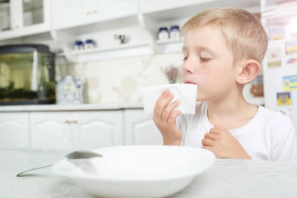 Niño se limpia la boca con una servilleta — Foto de Stock